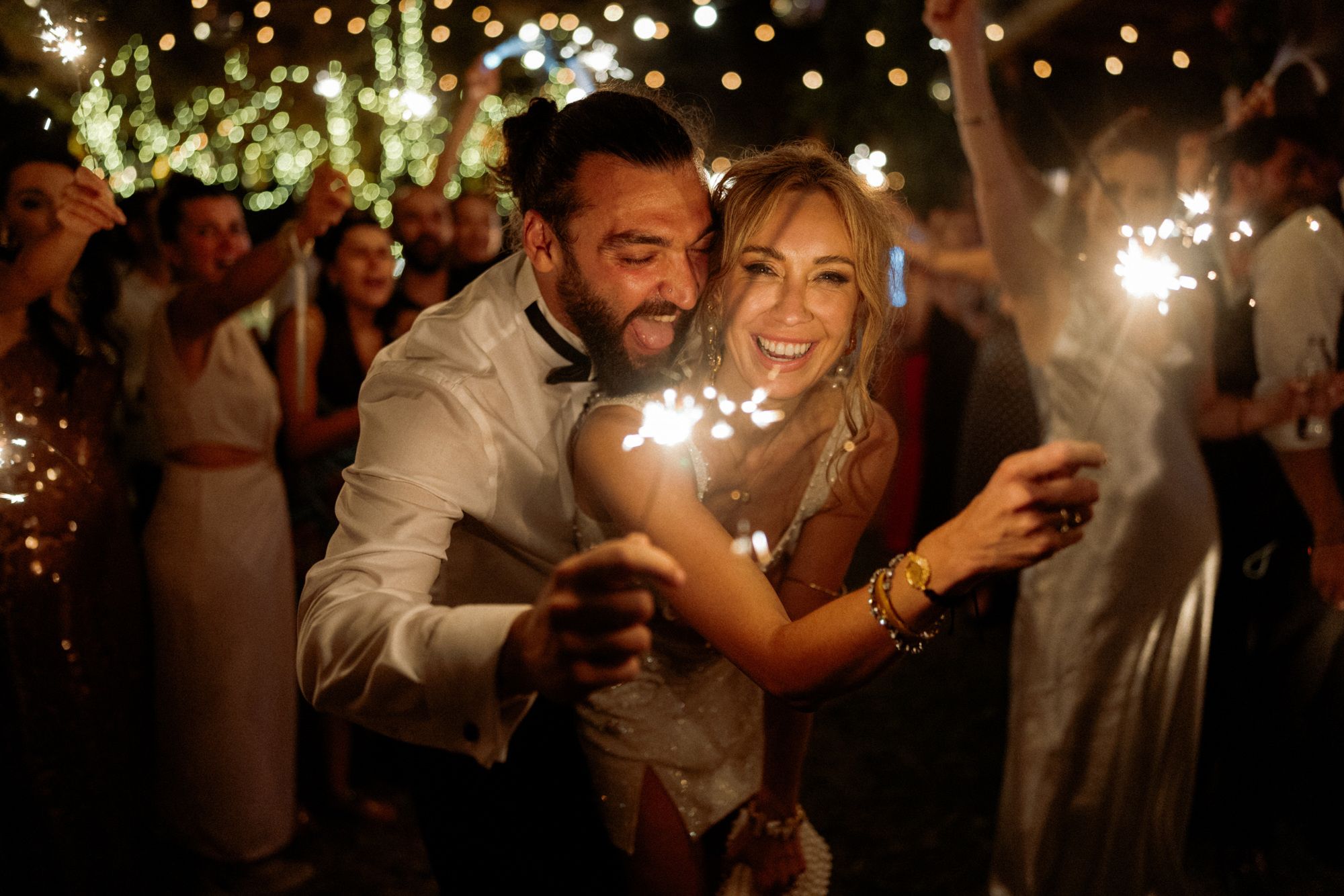 Maytaplar arasında gülerek sarılan gelin ve damat