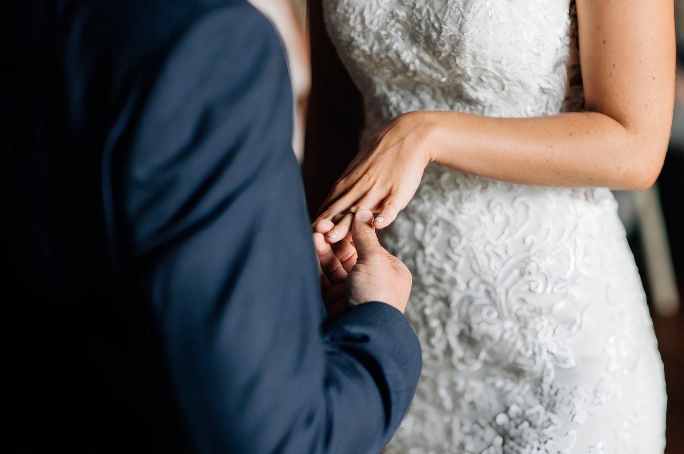 Yüzük takma anında el ele gelin ve damat